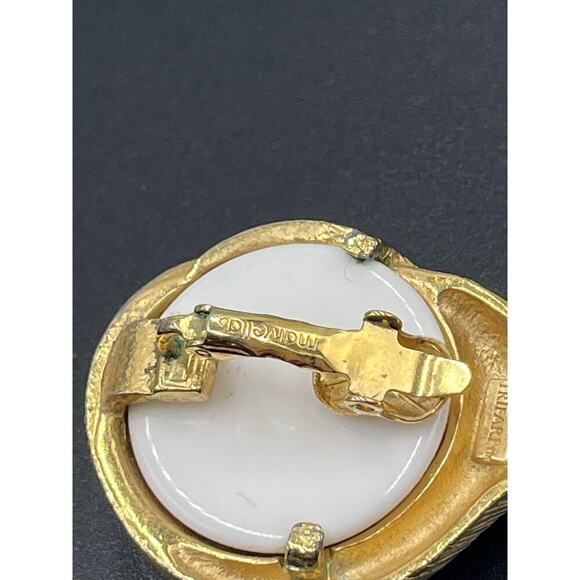 Trifari‎ 1980s Gold Tone Resin Sea Shell Design Statement Clip
Earrings - Picture 8 of 12